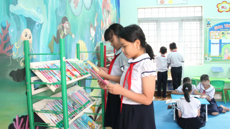 Học sinh vùng sâu Đắk Lắk tìm hiểu “Thư viện Ánh sáng tri thức” (27/3/2023)