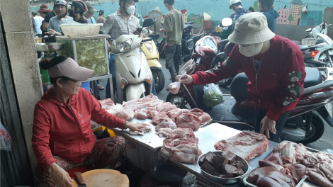 Giá heo hơi giảm sâu nhưng giá thịt heo ở chợ chưa giảm (24/3/2023)