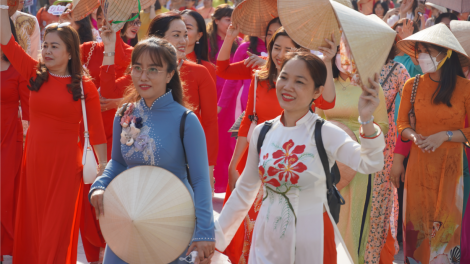 Hàng ngàn người tham gia diễu hành với áo dài tại TP.HCM (05/3/2023)
