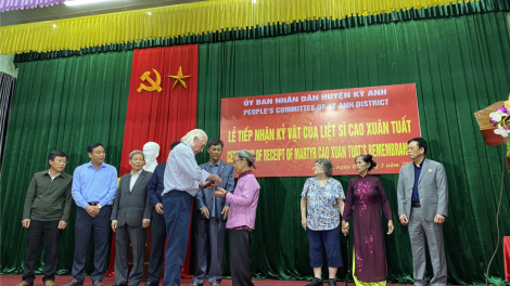 Cuốn sổ tay của liệt sỹ Cao Văn Tuất đã được trao lại cho gia đình (05/3/2023)