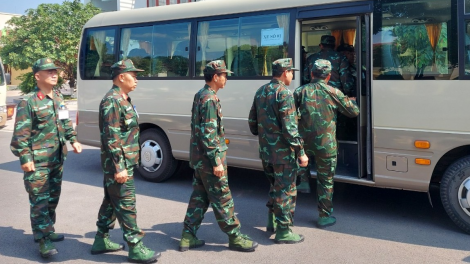 19 kiểm định viên quân đội hỗ trợ các trung tâm đăng kiểm ở phía Nam (21/3/2023)