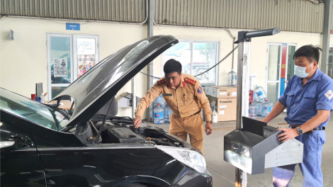 Cục CSGT cử 50 cán bộ thay thế lực lượng hỗ trợ các trung tâm đăng kiểm (12/4/2023)