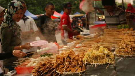 Malaysia quyên góp thực phẩm dư thừa từ các khu chợ tặng cho người thu nhập thấp trong tháng lễ Ramadan (21/4/2023)