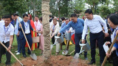 Kiều bào tiêu biểu về đất Tổ dâng hương tưởng niệm các Vua Hùng (25/4/2023)
