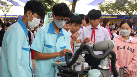 Đà Nẵng: Gần 1000 người tham gia ngày hội tư vấn, tuyển sinh GD nghề nghiệp cho HS, người lao động (2/4/2023)