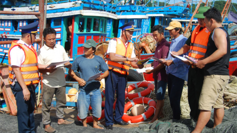 Đẩy mạnh gắn kết với các địa phương ven biển thực hiện chương trình Cảnh sát biển đồng hành với ngư dân (01+02/05/2023)