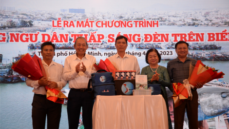5.600 ngư dân được hỗ trợ trong Chương trình “Cùng ngư dân thắp sáng đèn trên biển” (08/4/2023)