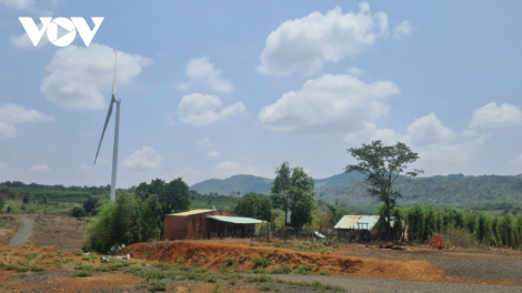 Gia Lai: Bức xúc, bất an dưới trụ điện gió chậm bồi thường.(29/5/2023)