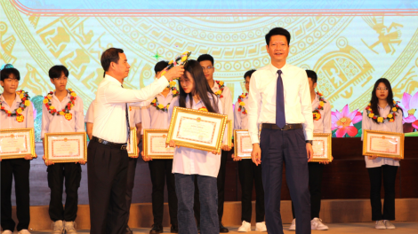 Yên Bái tuyên dương học sinh, giáo viên có thành tích xuất sắc (23/5/2023)