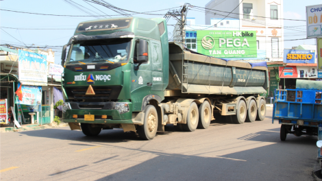 Mất an toàn giao thông từ xe tải chở vật liệu công trình trọng điểm (28/5/2023)