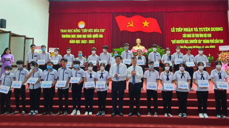 Cần Thơ: Trao học bổng “Tiếp sức mùa thi” cho học sinh lớp 12 khó khăn (20/5/2023)