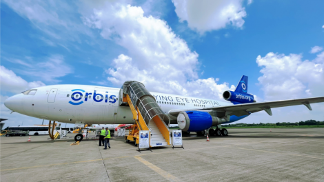 Bệnh viện mắt "Bay Orbis" mang “ánh sáng miễn phí” đến trẻ em Cần Thơ (24/5/2023)