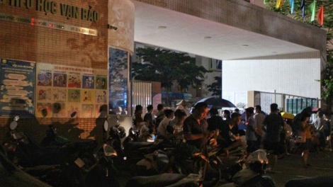 THỜI SỰ 21H30 ĐÊM 13/6/2023: Phòng Giáo dục Quận Hà Đông (Hà Nội) lý giải về việc hơn 400 phụ huynh ngồi chờ xuyên đêm để nộp đơn xét tuyển vào lớp 1 trường tiểu học Vạn Bảo.