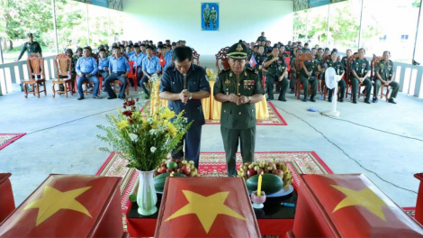 Bàn giao hài cốt quân tình nguyện Việt Nam hy sinh tại Campuchia (29/6/2023)