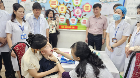 Bộ trưởng Y tế Đào Hồng Lan lần đầu thị sát việc bổ sung vitamin A cho trẻ (01/6/2023)
