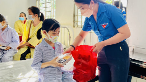 Ấm áp hành trình “Chuyến xe ước mơ 1/6” (01/6/2023)