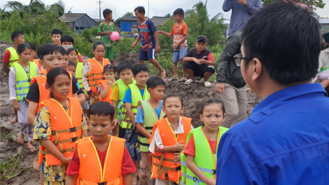 Cà Mau: Tận dụng vuông tôm để dạy bơi cho trẻ (28/7/2023)