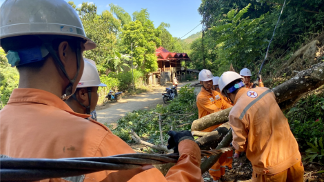 Khắc phục sự cố, cung ứng điện an toàn mùa mưa lũ (11/7/2023)