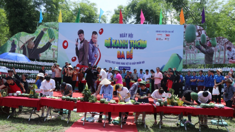 Niềm hạnh phúc của nông dân tỉnh Bắc Kạn khi 2 nghệ sỹ Tự Long và Xuân Bắc tới hỗ trợ quảng bá sản phẩm bí xanh thơm (11/7/203)