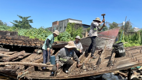Những chiếc tàu cá tiền tỉ bị đem bán phế liệu (16/8/2023)