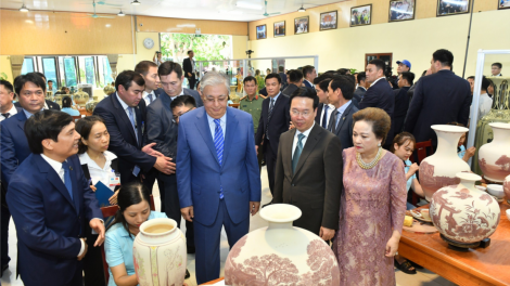 Chủ tịch nước Võ Văn Thưởng và Tổng thống Kazakhstan thăm làng nghề truyền thống gốm Chu Đậu (22/8/2023)