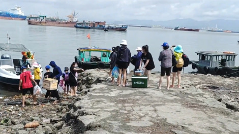 Nở rộ du lịch tự phát “lên đảo hoang, câu mực đêm” trên vịnh Hạ Long (27/8/2023)