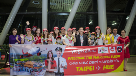 Đón chuyến bay đầu tiên từ sân bay quốc tế Đài Bắc đến Huế (19/8/2023)