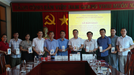 Bắc Kạn: Trao điện thoại thông minh cho người dân khu vực thí điểm chuyển đổi số (31/8/2023)