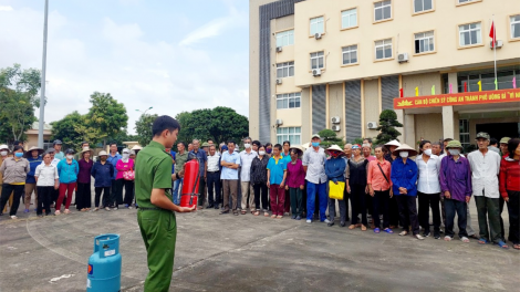 Quảng Ninh: Tặng bình chữa cháy cho hộ nghèo, cận nghèo (12/8/2023)