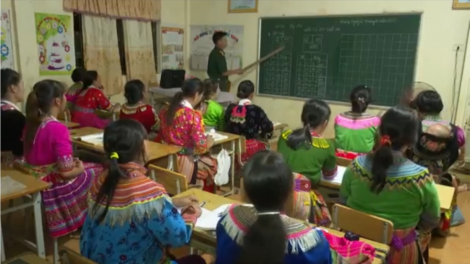 Lớp học xoá mù của thầy giáo quân hàm xanh (17/8/2023)