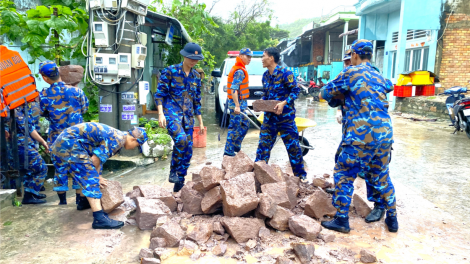 Vùng 5 Hải quân giúp dân phòng chống sạt lở bờ biển (4/9/2023)
