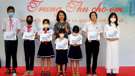 Đà Nẵng: Nâng bước học sinh nghèo, trẻ mồi côi do Covid-19 vào năm học mới (02/9/2023)