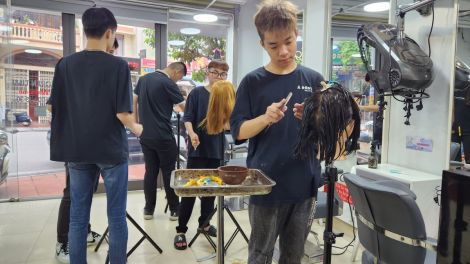 Tiệm cắt tóc "không lời" giữa lòng TP. Hạ Long (18/9/2023)