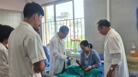 “Tái sinh” bàn tay cho cô gái trẻ (30/9/2023)