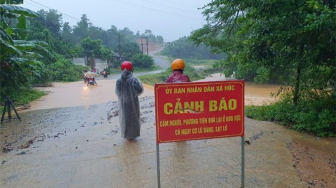 Miền Trung: Mưa to, giông lốc, hàng chục nhà tốc mái (26/9/2023)