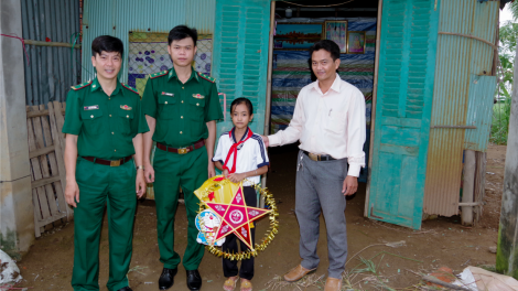 Mang Trung thu đến với trẻ em nghèo, con em đồng bào Khmer vùng biên giới biển