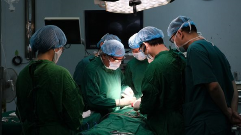 Cắt bỏ bướu giáp khổng lồ đeo bám 40 năm cho cụ bà 92 tuổi (10/9/2023)