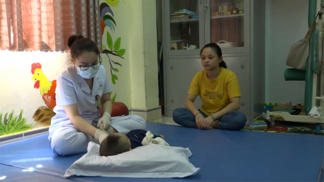 Mong ước giản đơn của những gia đình có con bại não ở Lào Cai (30/9/2023)