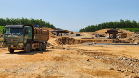 Cao tốc Vạn Ninh - Cam Lộ: Thuê đất của dân để thi công cho kịp tiến độ (6/9/2023)