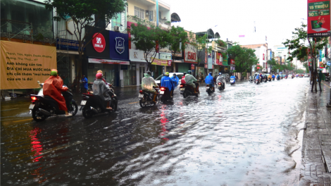 Mưa ngập giờ cao điểm, nhiều người trễ giờ làm việc (25/9/2023)