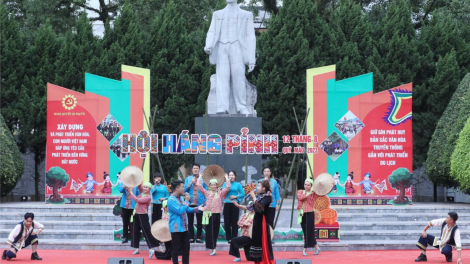 Lạng Sơn: Áo chàm nô nức xuống phố dự hội Háng Pỉnh (27/9/2023)
