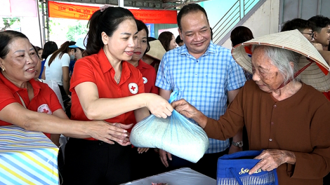 Gian hàng 0 đồng" ấm lòng người yếu thế ở Văn Yên, Yên Bái (22/9/2023)