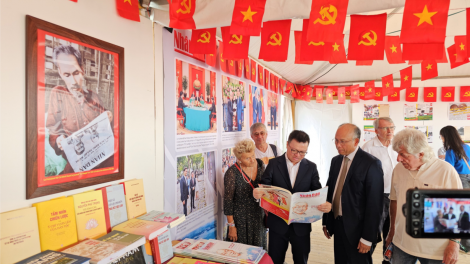 Rực rỡ sắc mầu Việt Nam tại Hội báo Nhân đạo Pháp 2023 (18/9/2023)
