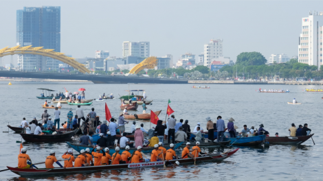 Người dân và du khách hào hứng cổ vũ đua thuyền trên sông Hàn, Đà Nẵng (2/9/2023)