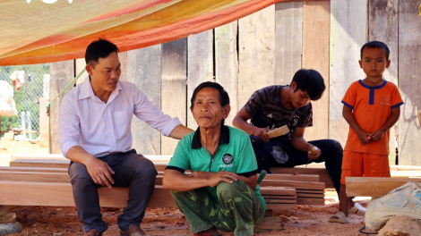 Chuẩn bị năm học mới: Thầy cô giáo lên rẫy vận động học sinh đến lớp (3/9/2023)