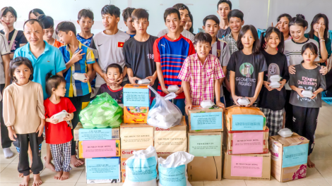 Khi học sinh thấu hiểu yêu thương - Tặng quà Tết người già bằng “lời thăm hỏi" (24/1/2024)