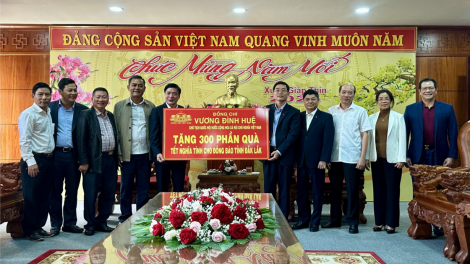 Đắk Lắk tiếp nhận 300 phần quà Tết của Chủ tịch Quốc hội Vương Đình Huệ (27/1/2024)