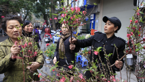 Không khí Tết đã ở khắp nơi trên phố cổ Hà thành (28/1/2024)