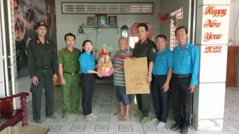 Rộn ràng Tết quân dân ở Vĩnh Long (25/1/2024)