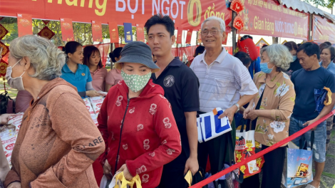 Phiên chợ yêu thương giúp người nghèo có Tết (27/1/2024)